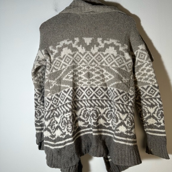 Abercrombie & Fitch Cozy Gray and Cream Women's Sweater - Picture 4 of 5